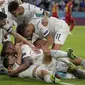 Pemain Italia melakukan selebrasi setelah gol pertama mereka ketika Perempatfinal Euro 2020 melawan Belgia yang berlangsung di Allianz Arena, Jerman pada Jumat (02/06/2021). (AP/Pool/Matthias Schrader)