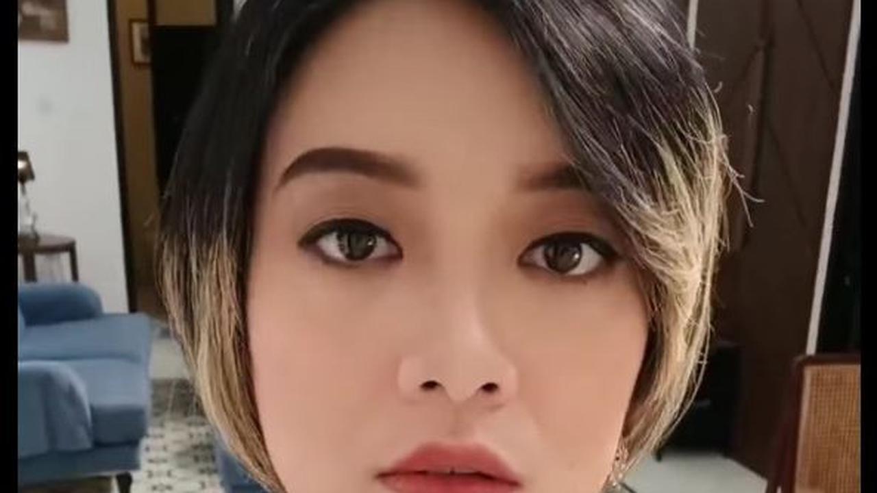Biasa Tampil Natural, Intip Potret Cantik Leony dengan Polesan Makeup Bikin Pangling