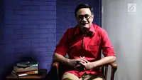 Pembina Bara Baja Djarot Saiful Hidayat berpose saat pemotretan di kantor KLY, Jakarta, Rabu (19/9). Sebelumnya, Djarot menjabat Pelaksana Tugas Gubernur DKI Jakarta sejak 9 Mei 2017 menggantikan Basuki Tjahaja Purnama. (Liputan6.com/Herman Zakharia)