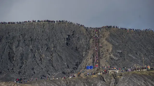FOTO: Upacara Yadnya Kasada, Suku Tengger Larung Sesajen ke Kawah Gunung Bromo
