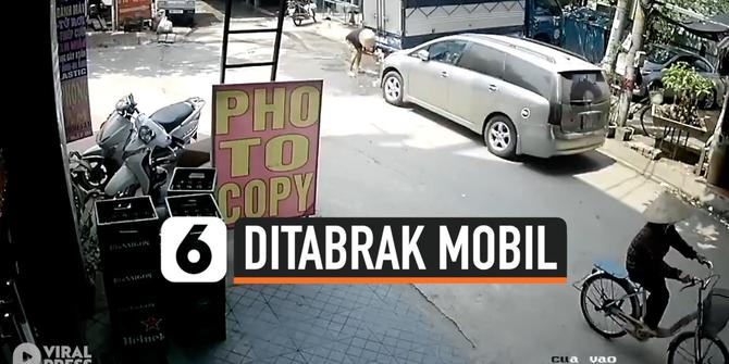 VIDEO: Detik-Detik Pria Lolos dari Maut Usai Ditabrak Mobil