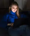 Perangkat seperti laptop, handphone, tablet hingga televisi memancarkan blue light yang dalam jangka panjang dapat memengaruhi kesehatan kulit. [Dok/freepik.com]