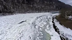 Es menutupi Sungai Allegheny di Brady's Bend, East Brady, Pennsylvania, Amerika Serikat, Selasa (23/2/2021). Dengan musim dingin yang terus-menerus, ada kemacetan es di sepanjang Sungai Allegheny utara. (Matt Freed/Pittsburgh Post-Gazette via AP)