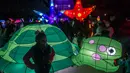 Seorang anak berpose dekat festival lampu dan figur Natal pada awal musim liburan di Paseo Santa Lucia, Monterrey, Meksiko pada 25 November 2018. Festival ini adalah salah satu festival terbesar di Amerika Latin. (Julio Cesar AGUILAR/AFP)