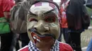 Fans cilik Brigaz Bali bangga mengenakan topeng Bandres saat mendukung Bali United melawan Persija Jakarta di Stadion Patriot, Bekasi, (21/5/2017). (Bola.coom/Nicklas Hanoatubun) 