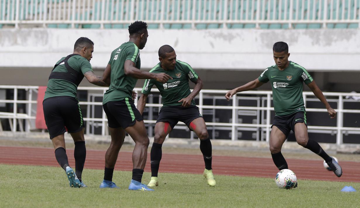 Pemain Timnas Indonesia, Manahati Lestusen, mengontrol bola saat berlatih di Stadion Pakansari, Bogor, Sabtu (24/8). Latihan ini merupakan persiapan jelang laga kualifikasi Piala Dunia 2020. (Bola.com/Yoppy Renato)