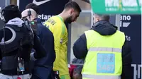 Kiper AC Milan, Gianluigi Donnarumma tertunduk lesu saat berjalan menuju ruang ganti usai pertandingan melawan Hellas Verona di lanjutan Liga Serie A Italia di stadion Bentegodi, Italia, (17/12). Milan takluk 3-0 atas Verona. (Simone Venezia/ANSA via AP)