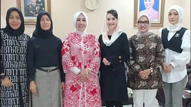 Ragam Gaya Berkerudung Arumi Bachsin yang Berulang Tahun Hari Ini