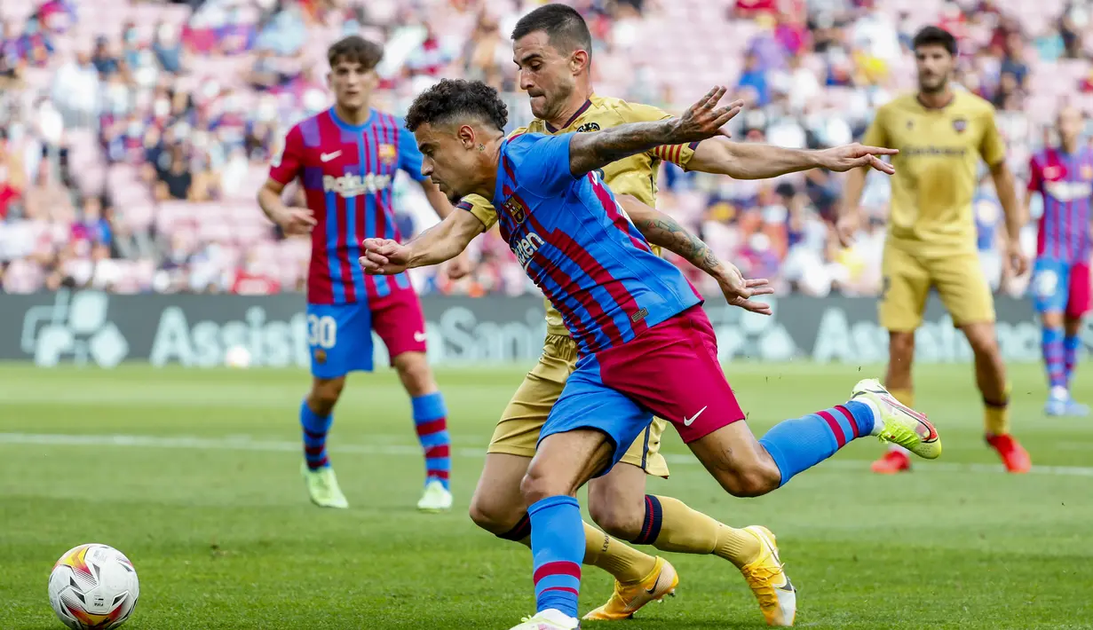 Gelandang Barcelona, Philippe Coutinho berebut bola saat melawan Levante pada pertandingan La Liga Spanyol di Levante di stadion Camp Nou, Spanyol, Minggu (26/9/2021). Kemenangan ini membawa Barcelona naik ke posisi lima klasemen sementara dengan 12 poin. (AP Photo/Joan Monfort)