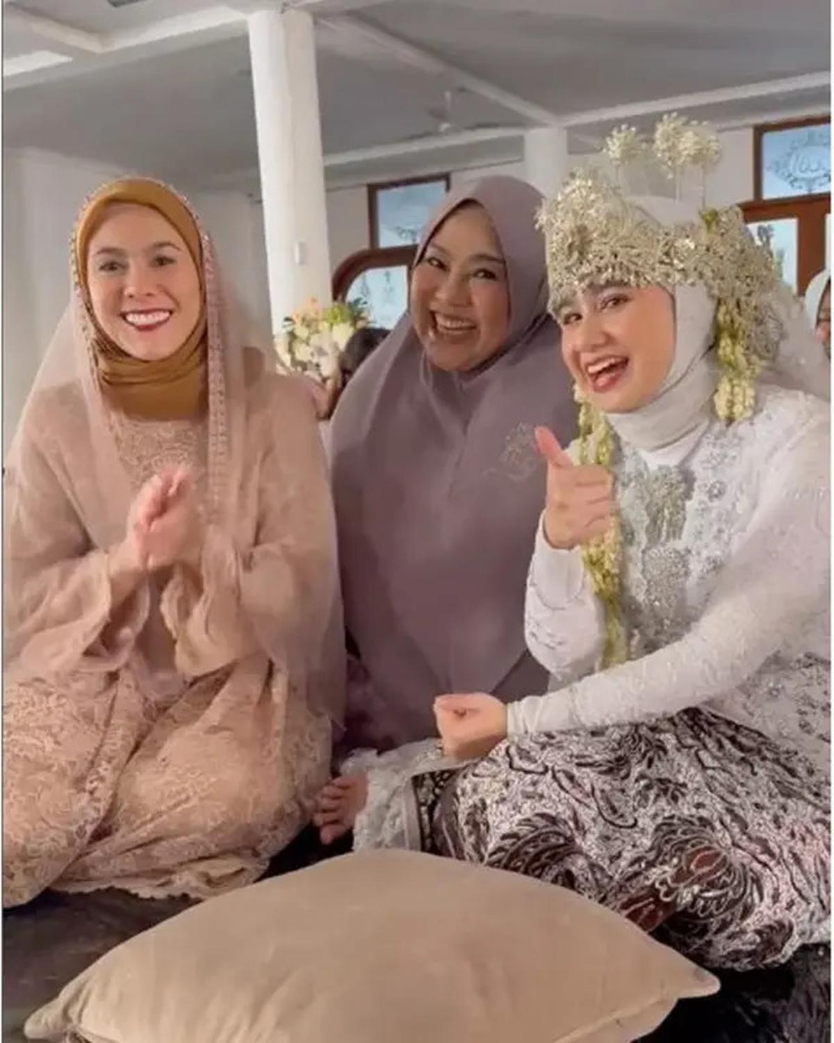 6 Potret Berhijab Wulan Guritno dan Tissa Biani di Proses SyutingFilmNorma