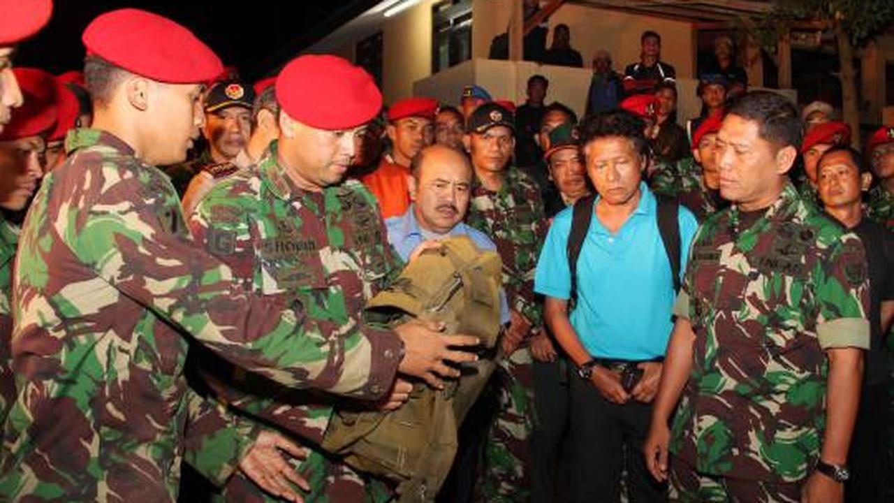 Anggota Kopassus menemukan Black Box pesawat Sukhoi SJ 100  yang jatuh 