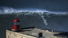 Seorang peselancar bermain diatas ombak yang besar di Praia do Norte, Nazare, Portugal, (19/2/16). Praiado Norte adalah salah satu surga bagi para peselancar dunia. (REUTERS/Rafael Marchante)