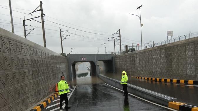Efek hujan deras ternyata membuat Terowongan atau under pass di Perimeter Selatan Bandara Internasional Soekarno Hatta, tergenang air. Akibatnya, PT angkasa Pura II menutup akses jalan tersebut.