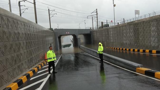 Efek hujan deras ternyata membuat Terowongan atau under pass di Perimeter Selatan Bandara Internasional Soekarno Hatta, tergenang air. Akibatnya, PT angkasa Pura II menutup akses jalan tersebut.