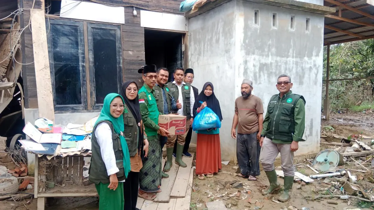 Pengurus Wilayah Ikatan Sarjana Nahdlatul Ulama (PW ISNU) Aceh mewakili Pengurus Pusat ISNU (PP ISNU) menyalurkan bantuan Uang Kuliah Tunggal (UKT) kepada 51 mahasiswa yang terdampak banjir di Kabupaten Aceh Tamiang (Istimewa)