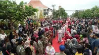 Peragaan busana Kartini dengan catwalk sepanjang 1 kolimeter di Kota Madiun. (Istimewa)