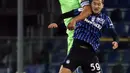 Pemain Atalanta Aleksej Miranchuk (kanan) berebut bola dengan pemain Lazio Francesco Acerbi pada pertandingan Coppa Italia di Stadion Gewiss, Bergamo, Italia, Rabu (27/1/2021). Atalanta melaju ke semifinal Coppa Italia usai menaklukkan Lazio 3-2. (Stefano Nicoli/LaPresse via AP)