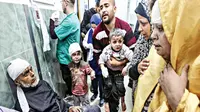 Warga Palestina, termasuk anak-anak, yang terluka akibat serangan udara Israel, menunggu perawatan di rumah sakit Al-Najjar di Rafah, Jalur Gaza selatan Minggu (24/3/2024). (AFP)