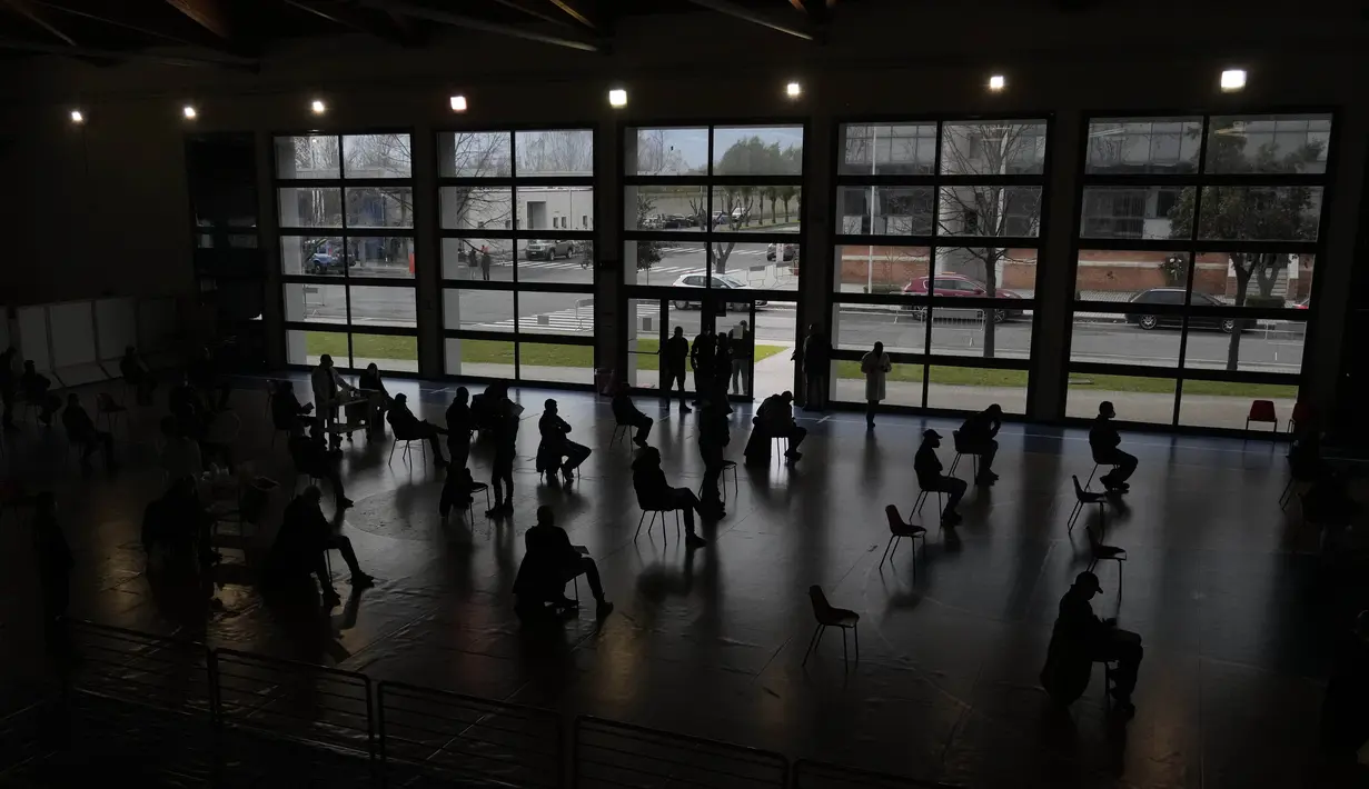 Petugas kepolisian Italia menunggu untuk disuntik vaksin COVID-19 di pusat vaksinasi yang terletak di gym barak polisi di Roma, Jumat (10/12/2021). Pemerintah Italia telah mewajibkan vaksinasi COVID-19 bagi anggota polisi mulai 15 Desember mendatang. (AP Photo/Alessandra Tarantino)