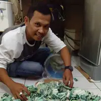 Seorang pria berhenti merokok dan menabungkan uang Rp20 ribunya selama 1,5 tahun. Hasilnya, dia bisa beli motor buat Lebaran. | Sumber Foto: facebook.com/dita sari wootekh