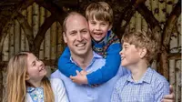 Pangeran William Foto Baremg Ketiga Anaknya dengan Pakaian Biru di Hari Ayah Sedunia.&nbsp; Photo:&nbsp;Credits to Kensington Palace, Millie Pilkington.&nbsp; Instagram&nbsp; @walesvideos
