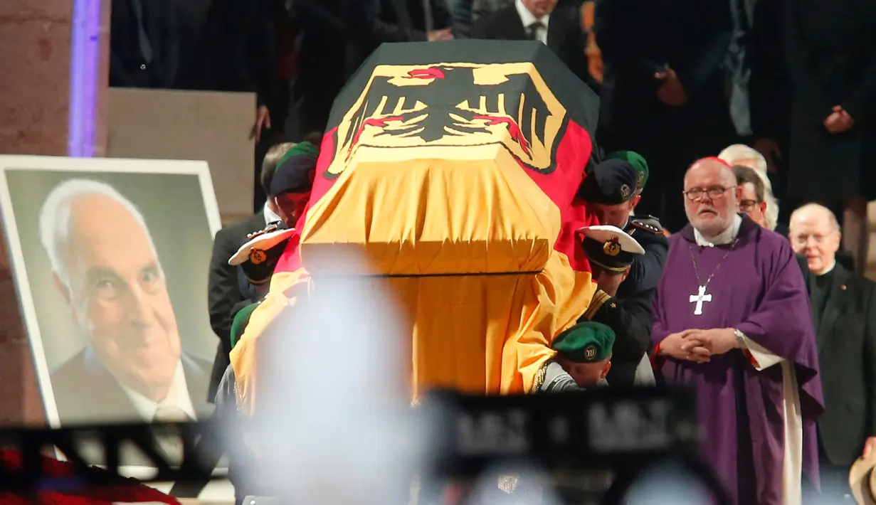 Kardinal Reinhard Marx (kanan) mendampingi prosesi upacara pemakaman mantan Kanselir Jerman Helmut Kohl yang dilakukan di katedral Speyer, Jerman (1/7). (AP Photo / Michael Probst )