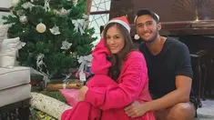 Rayakan Natal bareng pacar lengkap kenakan atribut Natal dan berfoto di depan pohon Natal, netizen sibuk mempertanyakan agama yang dianut oleh bintang film Jakarta vs Everybody ini. Lantaran banyaknya pertanyaan, Wulan Guritno pun menjelaskan jika ia merupakan seorang muslim dan tengah menemani ibu dan adiknya paling kecil yang non muslim merayakan Natal. (Liputan6.com/IG/@wulanguritno)