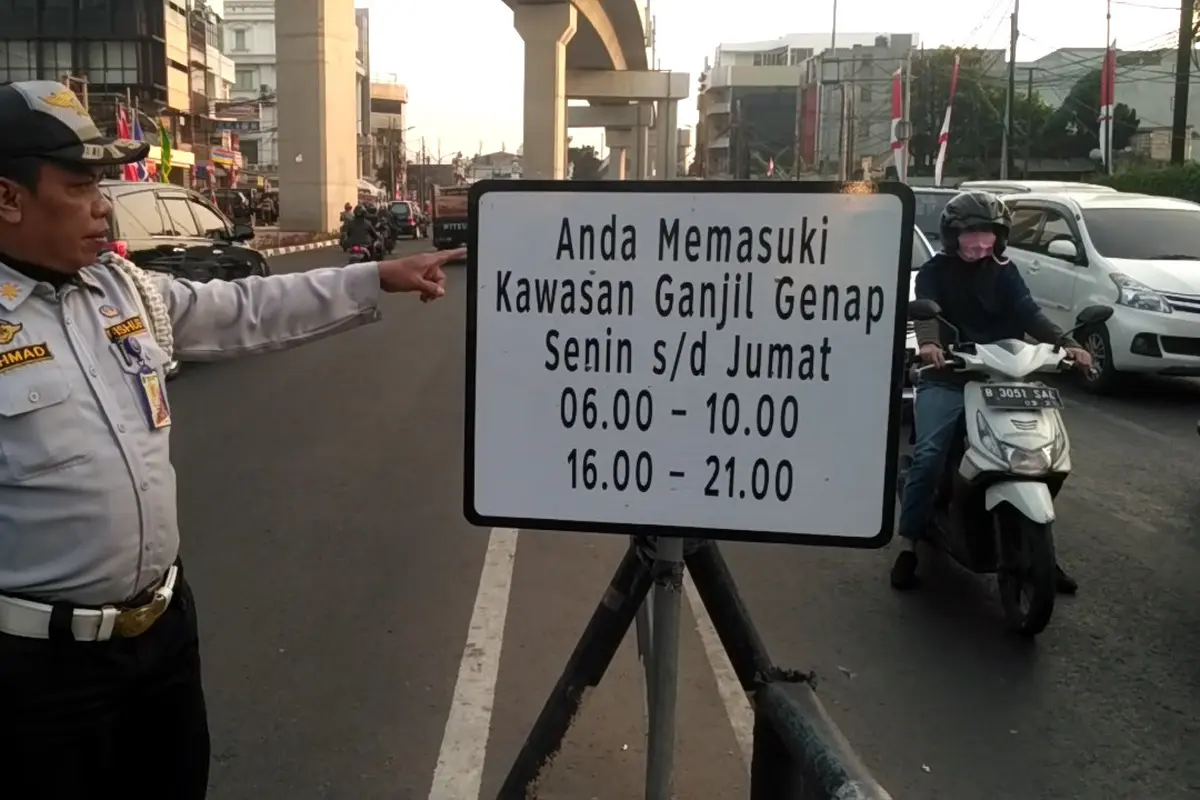 Sosialisasi ganjil genap di perempatan Jalan Fatmawati, Jakarta Selatan, Senin (12/8/2019).(Merdeka.com/ Ronald