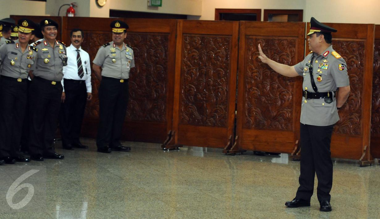 Komjen Pol Syafruddin (kanan) bersiap mengikuti pelantikan Wakapolri di Mabes Polri, Jakarta, Sabtu (10/9). Komjen Pol Syafruddin menggantikan Jenderal Pol Budi Gunawan yang menjadi Kepala Badan Intelijen Negara (BIN). (Liputan6.com/Helmi Fithriansyah)
