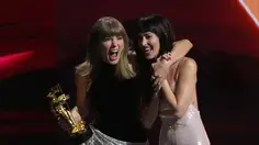 Taylor Swift Beri Kejutan Ulang Tahun untuk Dakota Johnson, Mendadak Tampil di SNL