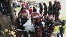 Petugas pemadam kebakaran membawa jenazah korban kecelakaan kapal feri di Sungai Buriganga, Dhaka, Bangladesh, Senin (29/6/2020). Puluhan orang hingga kini masih dinyatakan hilang. (AP Photo/Al-emrun Garjon)