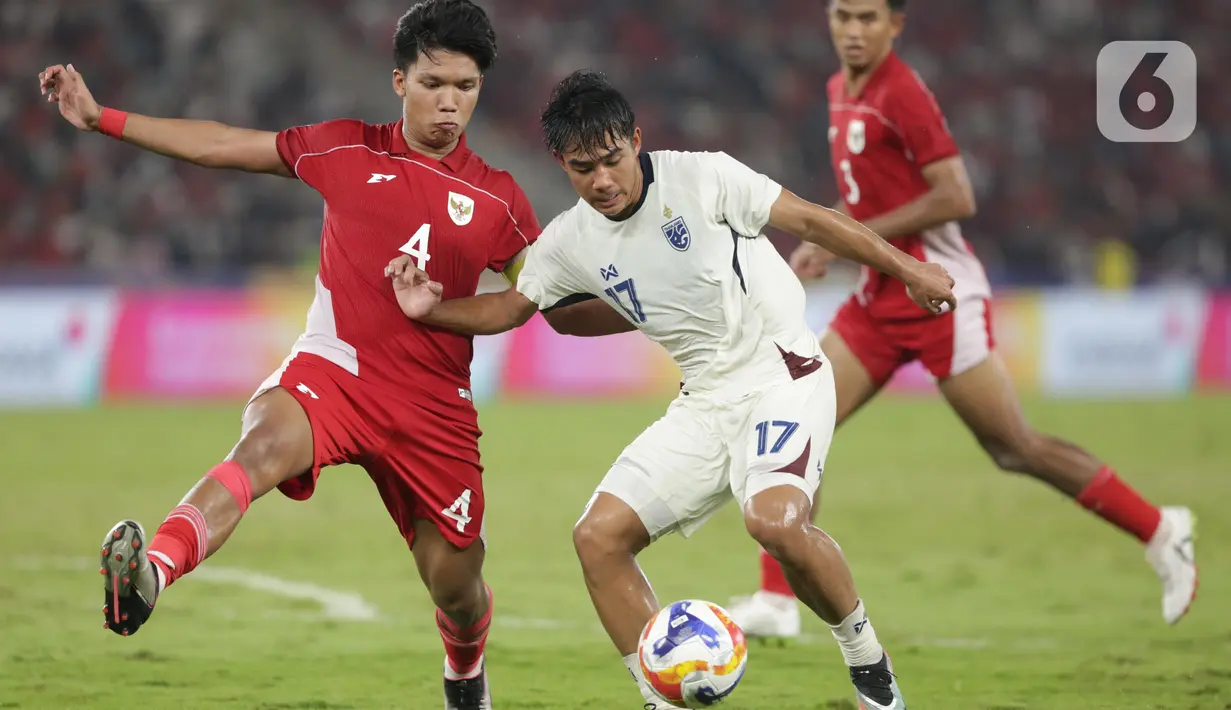 Skor imbang 1-1 bertahan hingga wasit meniup peluit panjang membuat laga berlanjut ke adu penalti. (Liputan6.com/Helmi Fithriansyah)