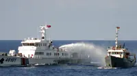 Kapal China menembakkan meriam air ke Kapal Vietnam (South China Morning Post)