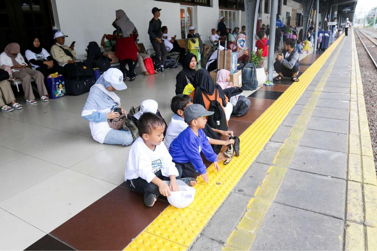 Stasiun Pasar Senen dipadati pemudik jelang Lebaran 2025