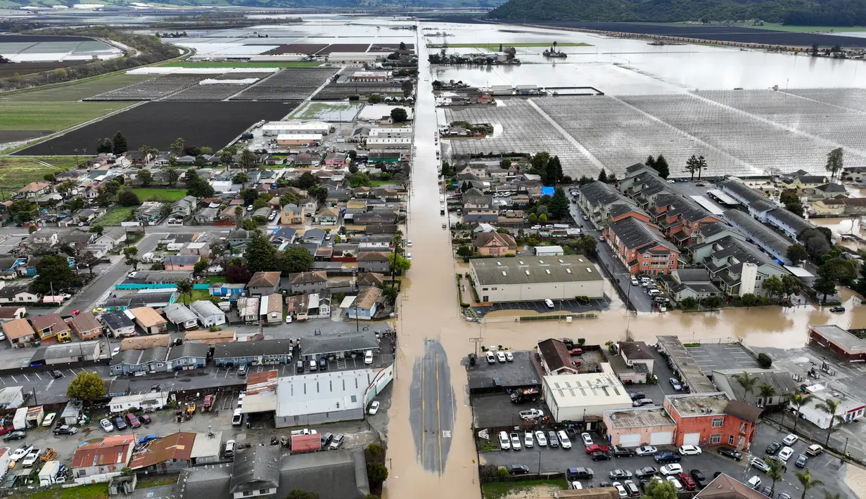 Banjir menutupi sebagian besar Lembah Pájaro, California, Amerika Serikat, 12 Maret 2023. Sungai-sungai yang meluap menyebabkan banjir besar ke arah timur. (Shae Hammond/Bay Area News Group via AP)