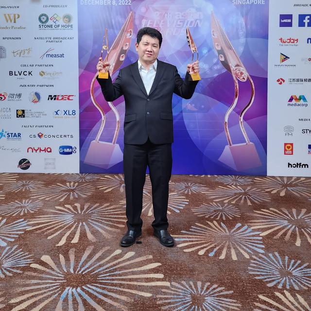 Hendy Lim selaku Director of Content Business Indonesia Entertainment Group (IEG), mewakili grup EMTEK menerima sejumlah penghargaan di ajang Asian Television Awards 2022.