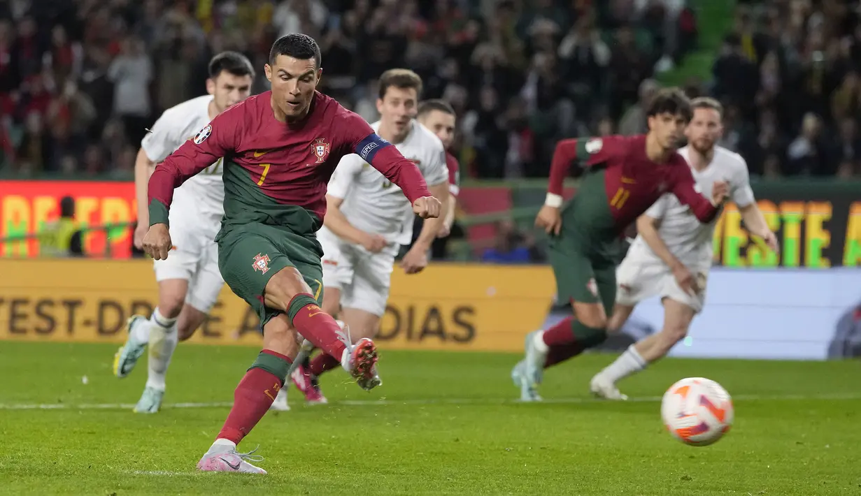 <p>Pemain Timnas Portugal, Cristiano Ronaldo mencetak gol ke gawang Timnas Liechtenstein melalui tendangan penalti pada laga Kualifikasi Euro 2024 yang berlangsung di Jose Alvalade, Lisboa, Portugal, Jumat (24/03/2023) dini hari WIB. CR7 berhasil menorehkan rekor baru sebagai pemain dengan torehan caps internasional terbanyak dalam sejarah. Lewat 197 penampilannya bersama Selecao, ia berhasil melewati rekor striker Kuwait, Bader Al-Mutawa yang sebelumnya memimpin dengan 196 caps. (AP Photo/Armando Franca)</p>