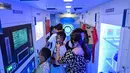Pengunjung melihat koleksi Museum Astronomi Shanghai yang baru dibuka di Shanghai, China (30/7/2021). Museum Astronomi Shanghai menampilkan berbagai pameran interaktif tentang asal usul alam semesta dan sejarah astronomi. (AFP/Hector Retamal)