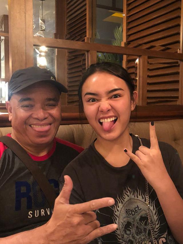 7 Potret Kedekatan Selebriti Cewek dengan Ayahnya