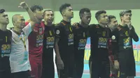 Pemain SKN FC Kebumen usai mengalahkan Bintang Timur Surabaya (BTS) dalam perebutan tempat ketiga ajang Pro Futsal League 2019 di GOR UNY, Minggu (31/3/2019). (Bola.com/Vincentius Atmaja)