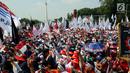 Ribuan buruh menggelar karnaval dan deklarasi saat Perayaan Peringatan Hari Buruh Sedunia, Jakarta, Selasa (1/5). Dalam karnaval dan deklarasi para buruh menyerukan 5 maklumat untuk di sampaikan kepada Presiden Joko Widodo. (Liputan6.com/Johan Tallo)