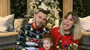 Kiper Manchester United, David De Gea menikmati malam Natal bersama keluarga kecilnya mengenakan sweater dengan hiasan khas Natal. @edurnity.