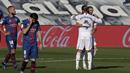 Penyerang Real Madrid, Karim Benzema, merayakan gol yang dicetaknya ke gawang Huesca pada laga lanjutan Liga Spanyol di Stadion Alfredo Di Stefano, Sabtu (31/10/2020) malam WIB. Real Madrid menang 4-1 atas Huesca. (AP Photo/Manu Fernandez)