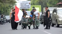 Kopral Bagyo melakukan aksi jalan jongkok memperingati HUT TNI ke 69. (Liputan6.com/ Reza Kuncoro)