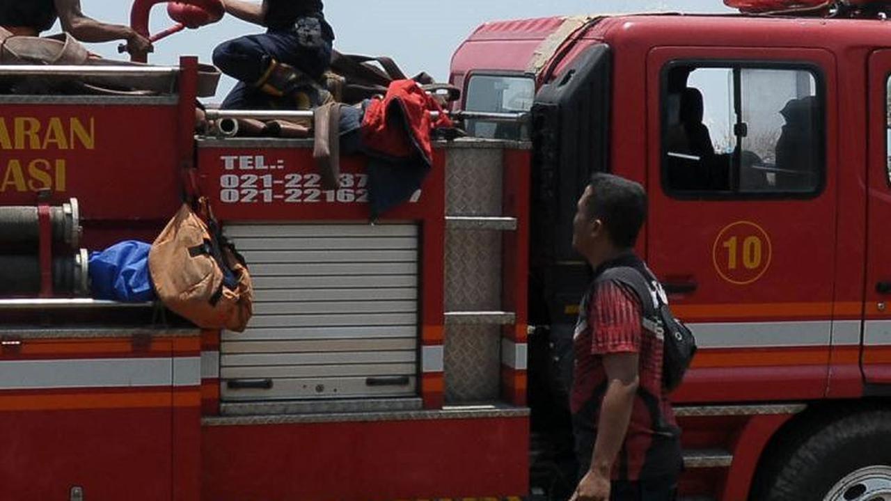 Saat ini proses pendinginan terkendala armada mobil pemadam serta excavator untuk memindahkan sampah.