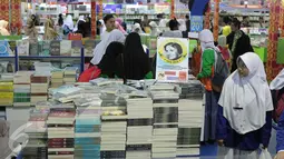 Sejumlah orang memadati pameran Islamic Book Fair 2016 di Jakarta, Selasa (1/3). Ratusan penerbit meramaikan pameran buku keislaman terbesar di Indonesia itu dengan penawaran diskon mulai dari 20%-80%. (Liputan6.com/Angga Yuniar)