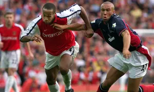 Mantan penyerang Arsenal, Thierry Henry, berhasil mencetak gol spektakuler ke gawang Manchester United pada laga pekan ketujuh Premier League 2000-2001, 1 Oktober 2000. Gol Henry membuat The Gunners menang 1-0. (AFP/Adrian Dennis)