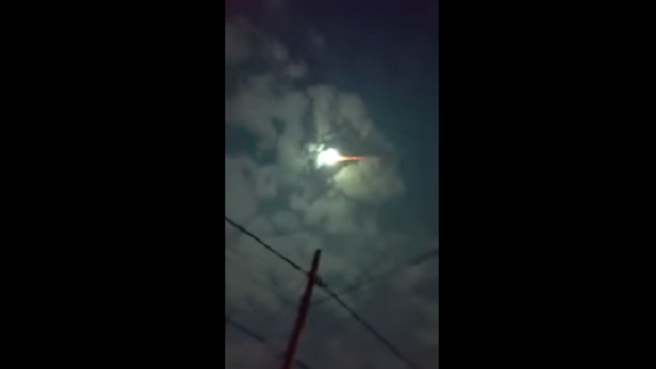 Meteor `Fireball` Terbang Lintasi Langit Bumi