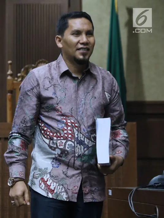 Terdakwa suap Dana Otonomi Khusus Aceh (DOKA) Bupati Bener Meriah nonaktif, Ahmadi usai sidang pembacaan tuntutan di Pengadilan Tipikor, Jakarta, (22/11). Ahmadi dituntut hukuman empat tahun penjara, denda Rp 250 juta. (Liputan6.com/Helmi Fithriansyah)