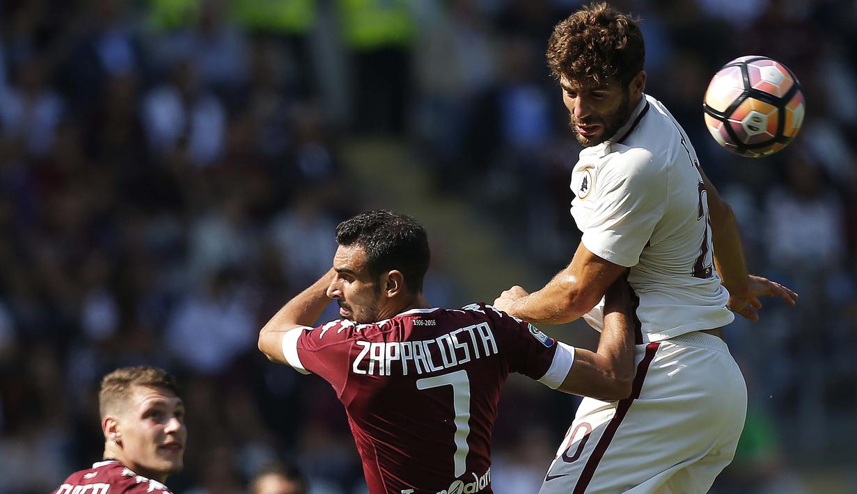 Pemain AS Roma, Federico Fazio (kanan)  berduel dengan pemain Torino, Davide Zappacosta dalam lanjutan Serie A Italia di Stadion "Grande Torino" (Olimpico), Turin (25/9/2016). (AFP/Marco Bertorello)